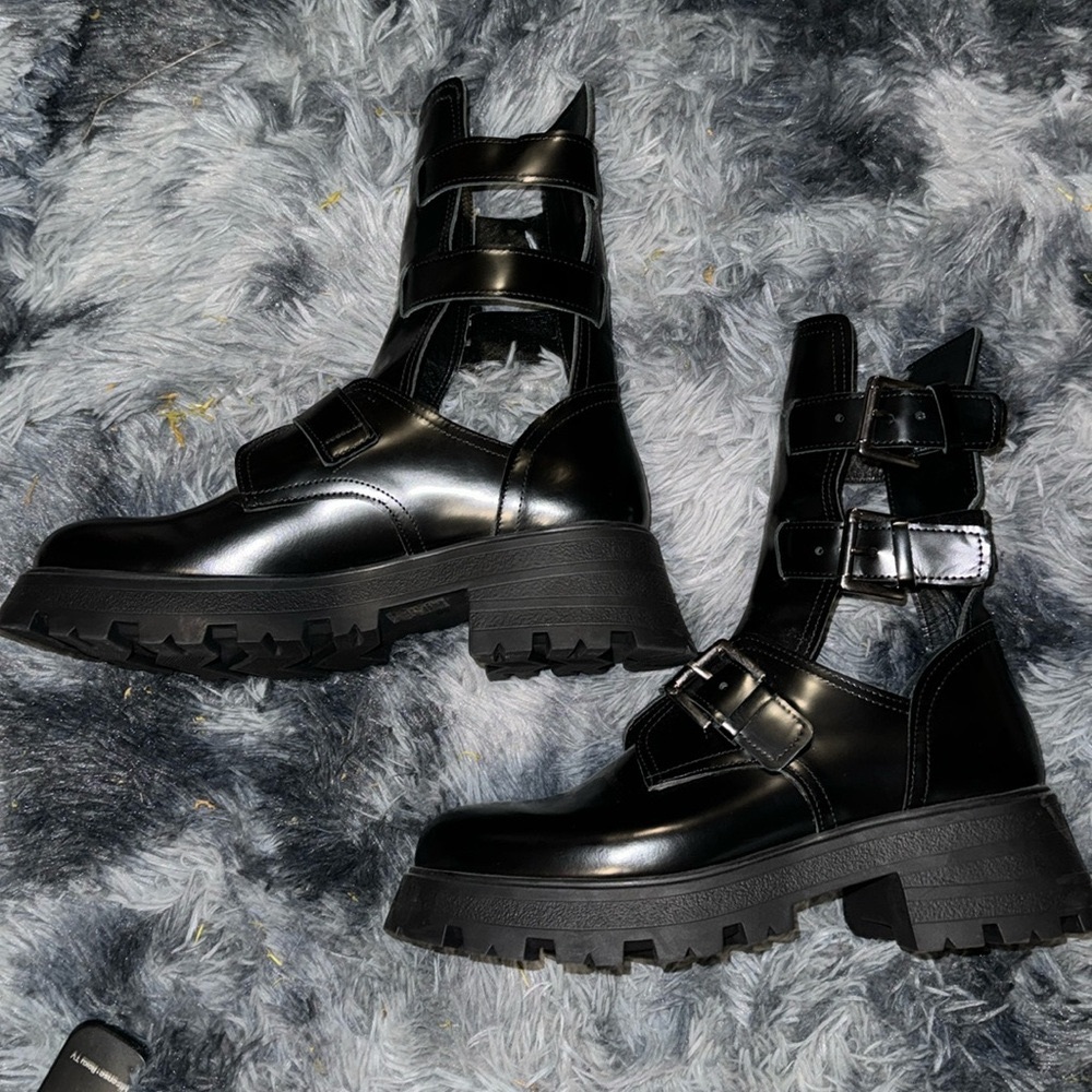 Steve Madden Women’s (9) cutout boot
Buckle straps
2 inch heel
1 inch platform